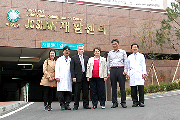 재활센터 앞 단체사진