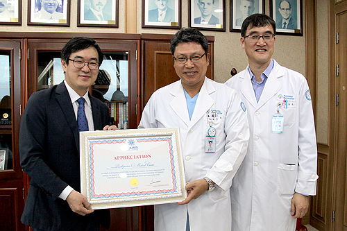 몽골 아가페 기독병원장 권창영 병원장에게 감사패