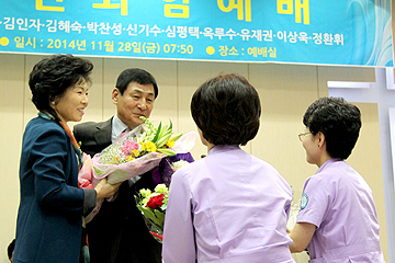 퇴직자 꽃다발 증정
