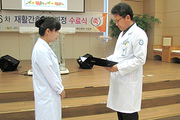 권창영 병원장 핀수여